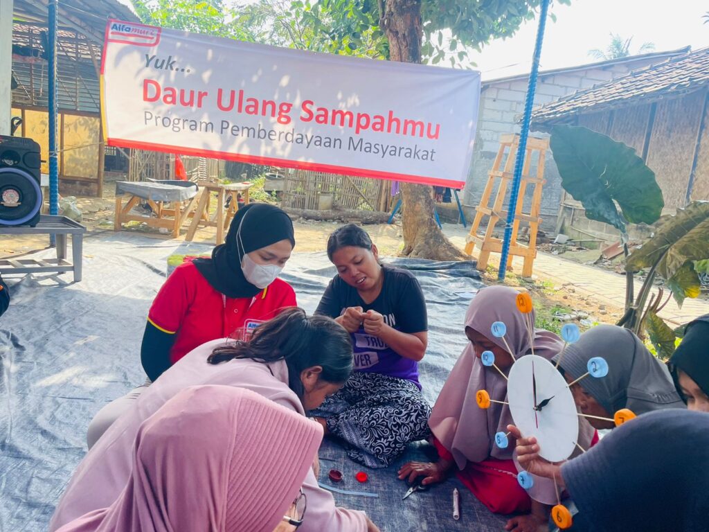 Alfamart Latih IRT Daur Ulang Sampah