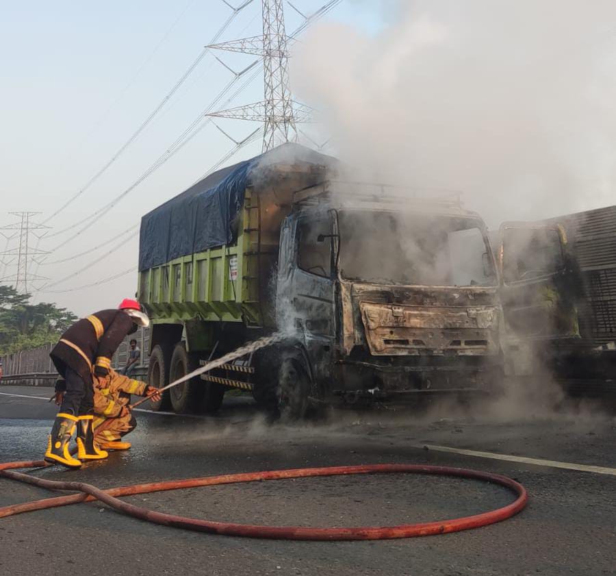 Truk Tanah Ludes Terbakar di Tol Jakarta – Merak