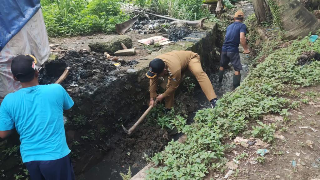 Bukan Pencitraan, Lurah Cisauk Terjun Langsung Bersihkan Saluran Air