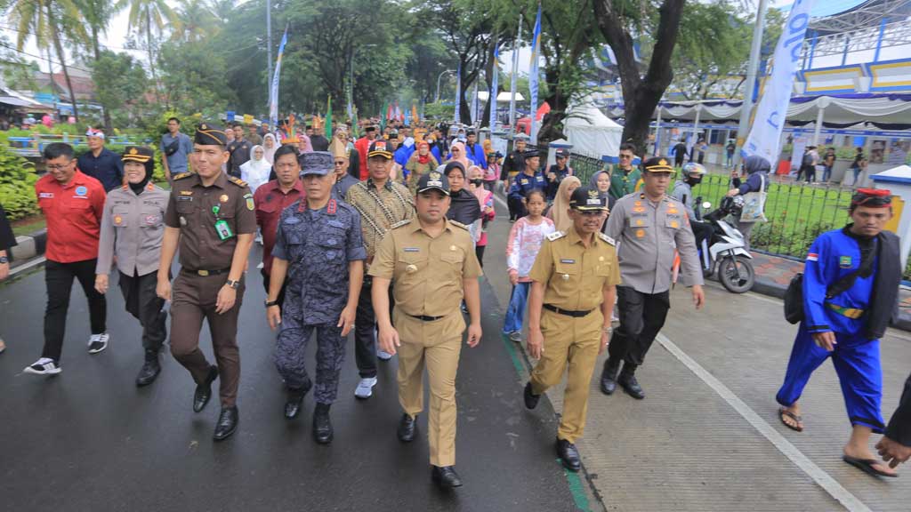 Masyarakat Antusias Meriahkan Gerak Jalan Kebangsaan 