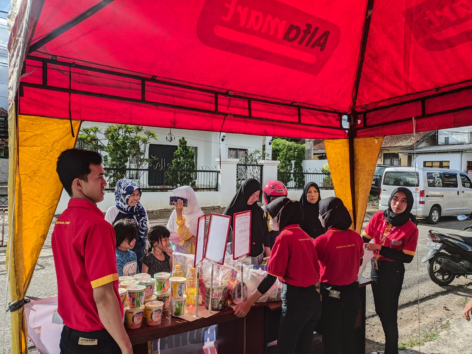 Harga Murah, Bazar Ramadhan di PWI Pandeglang Diserbu Emak-Emak