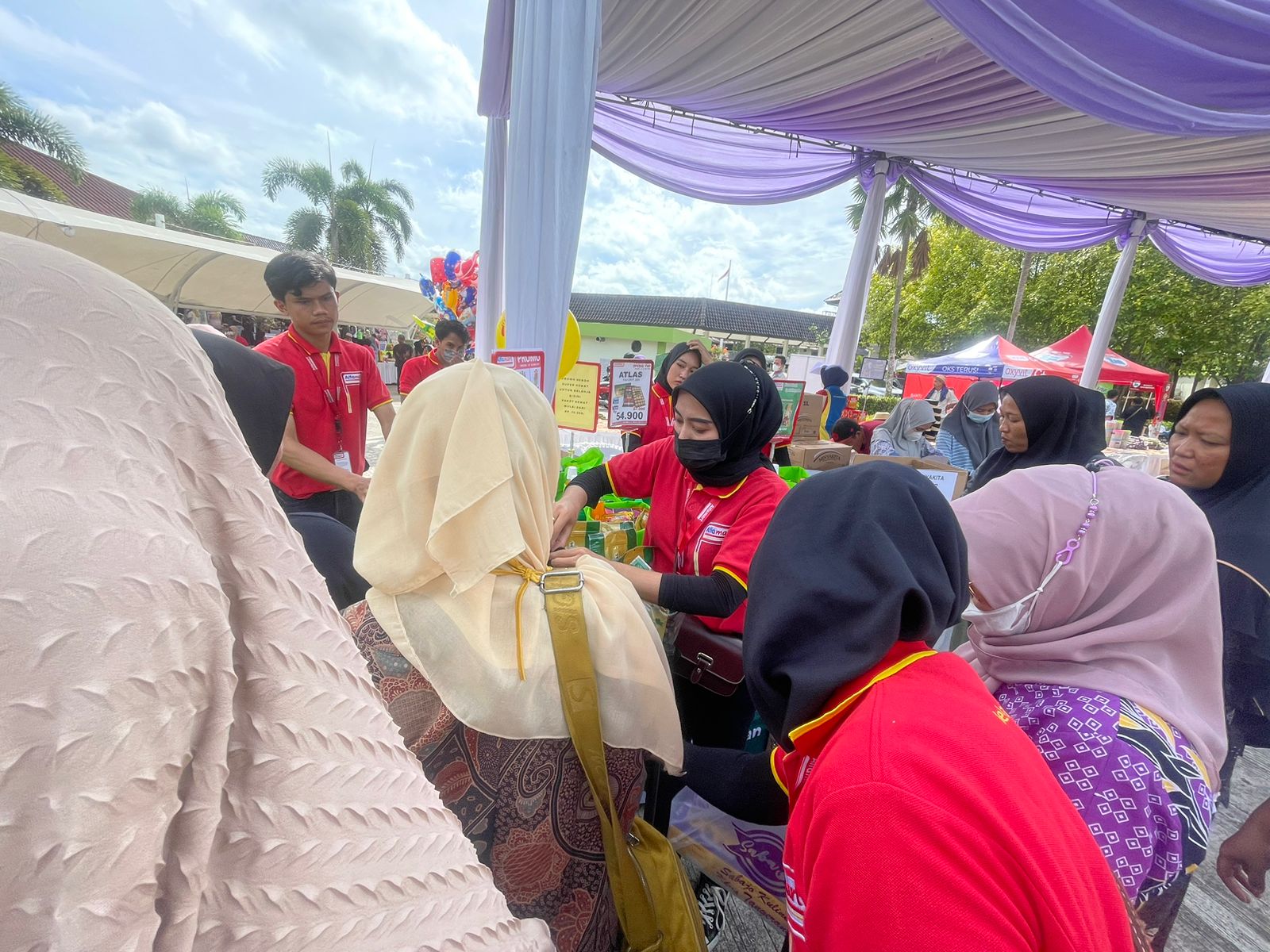 Pasar Murah Ramadhan, Emak-Emak Serbu “Pak Rahmat”