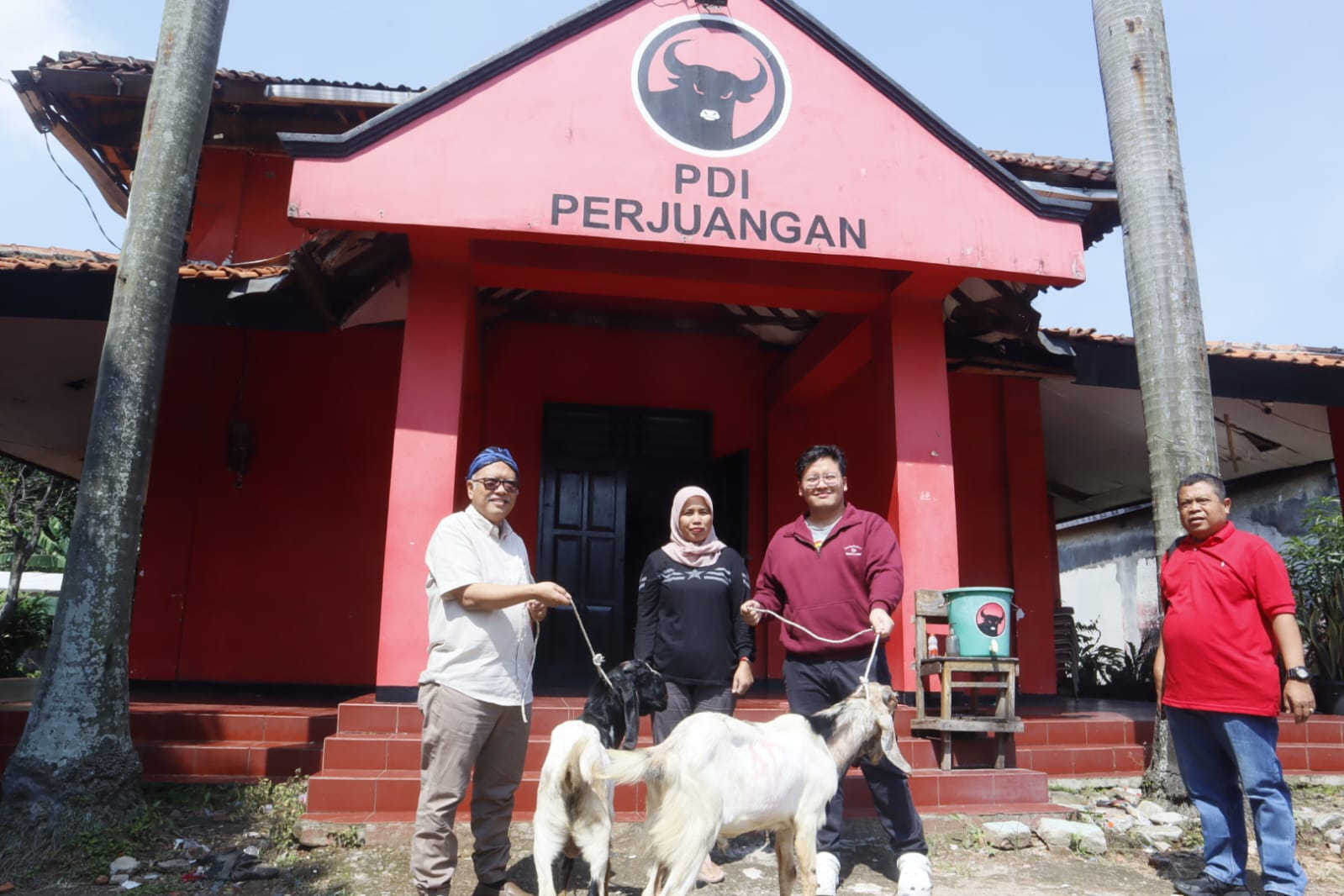 Ananta Bagikan Hewan Qurban ke DPC PDI Perjuangan dan Pondok Pesantren di Tangerang Raya