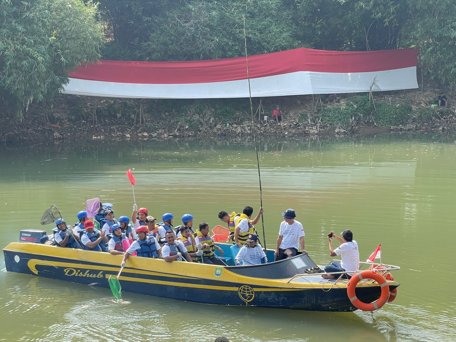 Peduli Lingkungan,Karyawan Indah Kiat Bersihkan Sungai Cisadane