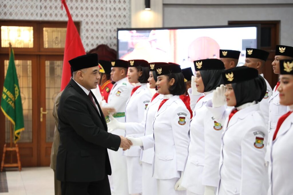 Kukuhkan Pasukan Pengibar Bendera, Bupati Zaki : Kalian Harus Bangga