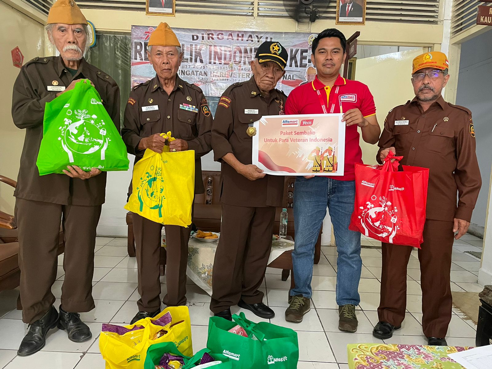 Wujud Penghormatan, Alfamart dan Yeo’s Berikan Paket Bantuan Untuk Pejuang Kemerdekaan