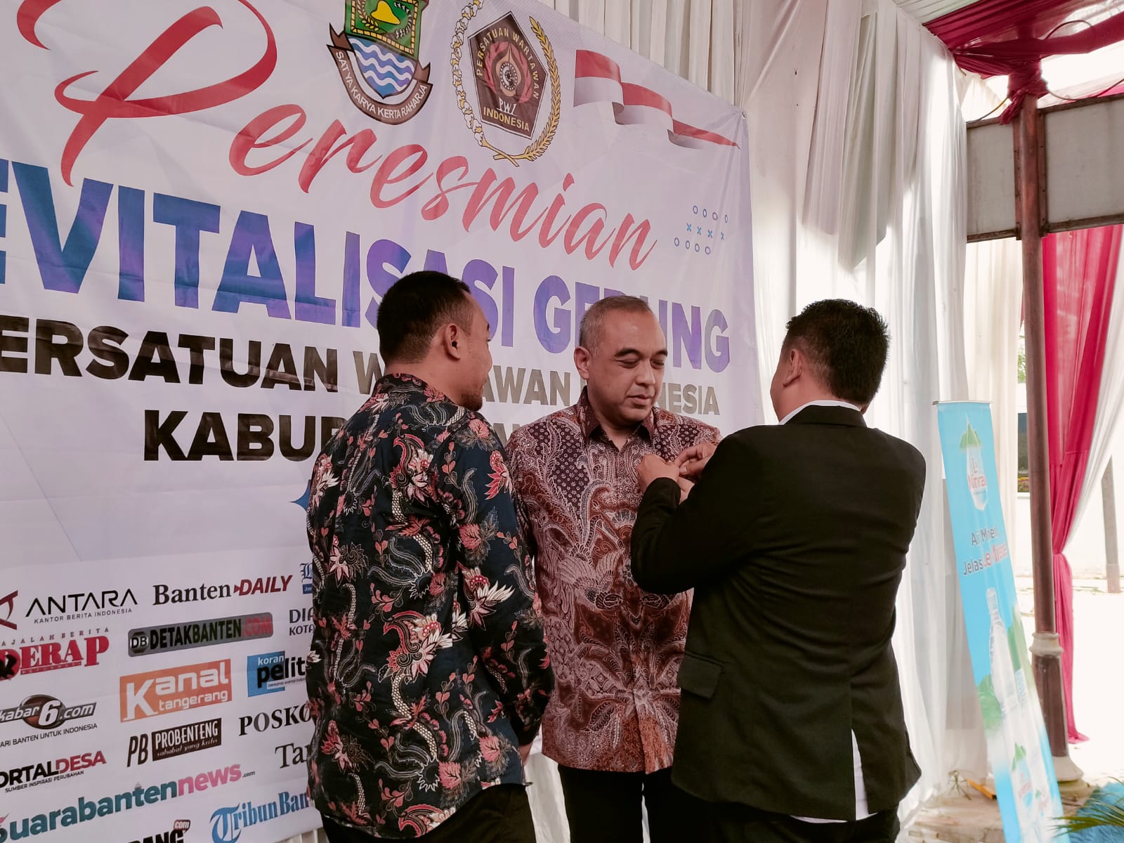 Bupati Tangerang Dianugerahi Pin Emas PWI