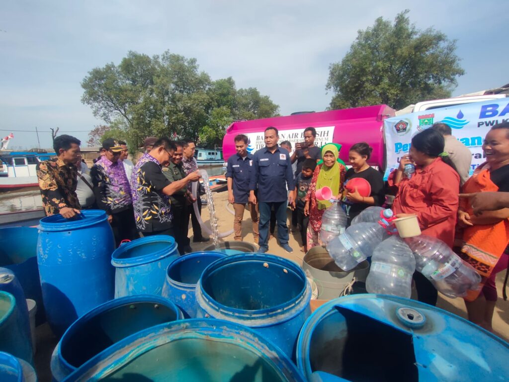 Kekeringan, PWI Kabupaten Tangerang dan Perumdam TKR Salurkan Bantuan Air Bersih untuk Warga Pakuhaji