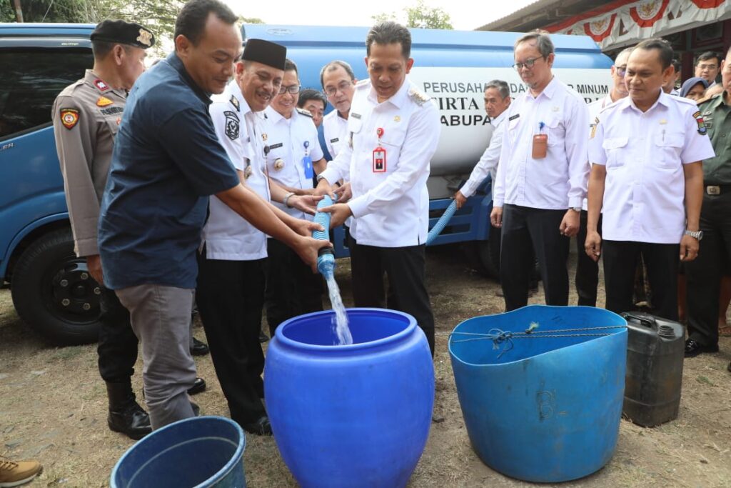 Salurkan Air Bersih, Pj Bupati Apresiasi Perumdam TKR dan PWI Kabupaten Tangerang