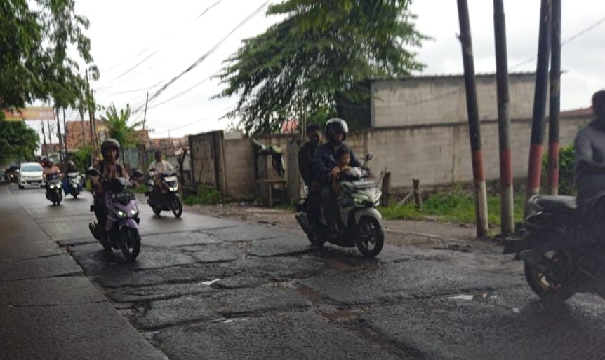Tak Kunjung Diperbaiki, Masyarakat Teluknaga ‘Dipaksa Berdamai’ dengan Jalan Rusak