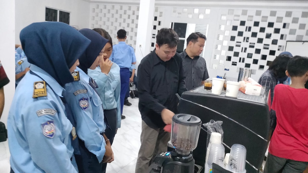 Bekali Life Skill, PWI Kabupaten Tangerang dan YPKKT Gelar Pelatihan Barista Kopi