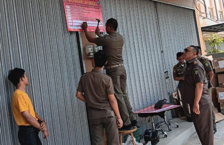 Tak Berizin, Tiga Ruko Dekat Tol Bandara Soetta Tanah Tinggi Disegel Satpol PP Kota Tangerang