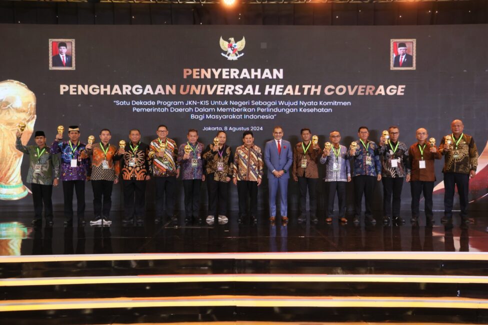 Wapres Ma’ruf Amin Berikan Penghargaan UHC Awards kepada 493 Kepala Daerah