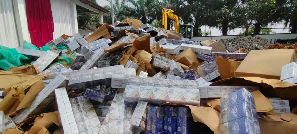 Kejari Kabupaten Tangerang Musnahkan Puluhan Ribu Bungkus Rokok Tanpa Pita Cukai