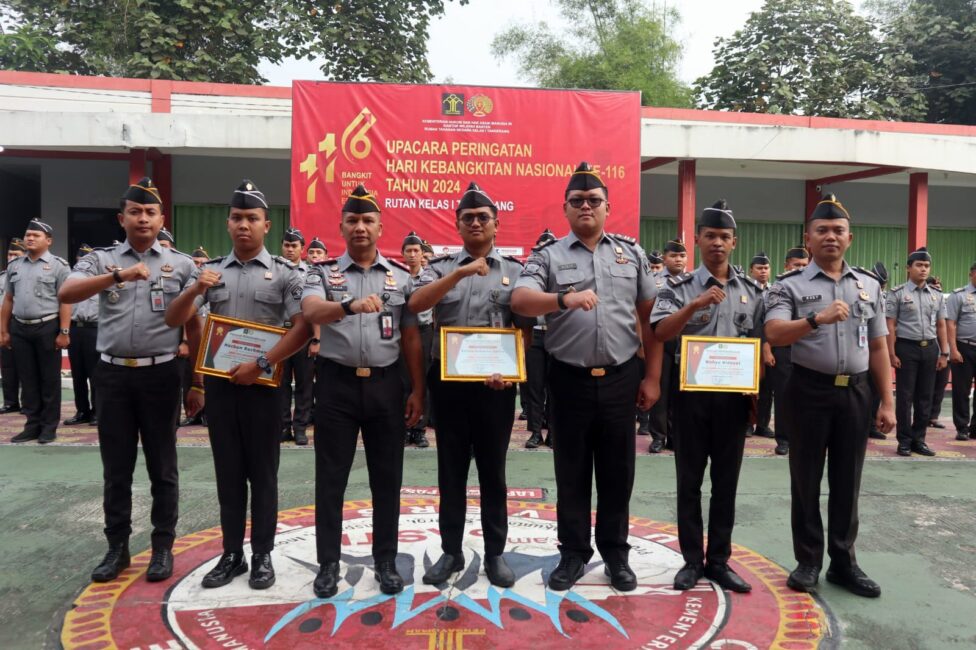 Kepala Rutan Kelas I Tangerang Berikan Penghargaan kepada Pegawai Berprestasi