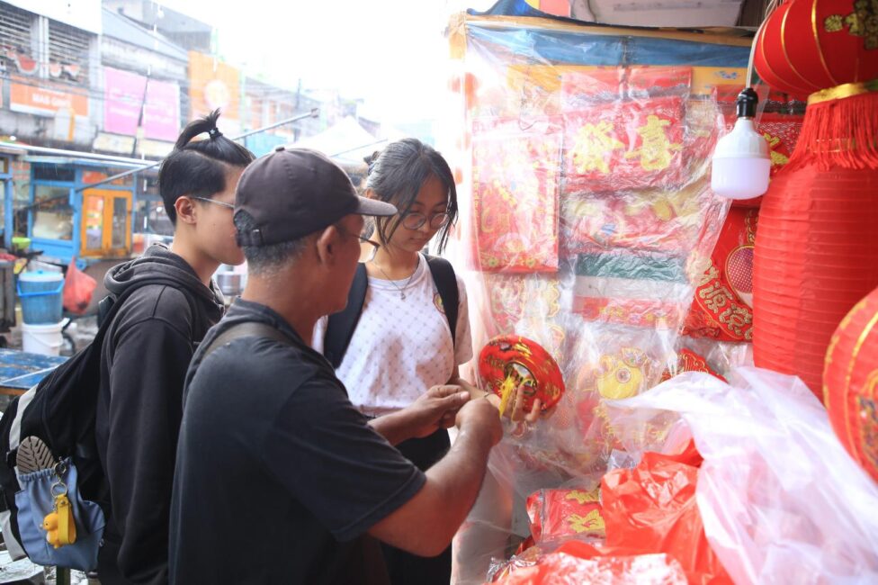 Penjual Pernak-Pernik Imlek Meraup Untung Puluhan Juta Rupiah