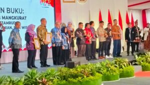 PWI Pusat Anugerahkan Pin Emas kepada Ahmed Zaki Iskandar