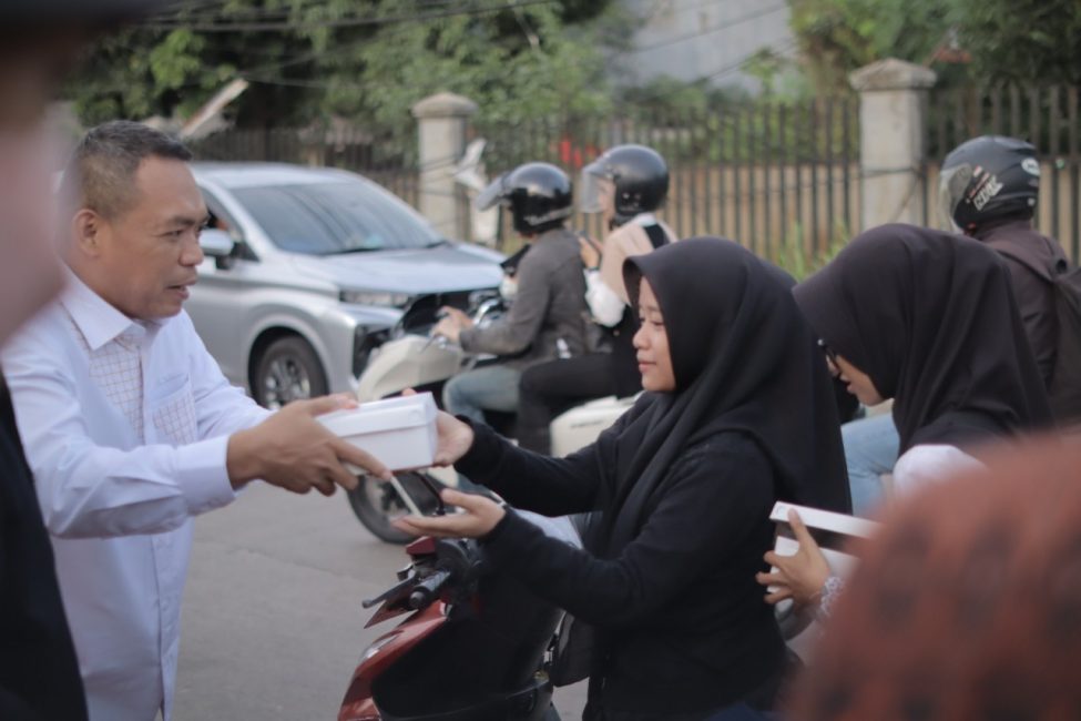 Momen Ketua DPRD Kab. Tangerang Bagikan Takjil Ramadhan Bersama PWI dan PHRI
