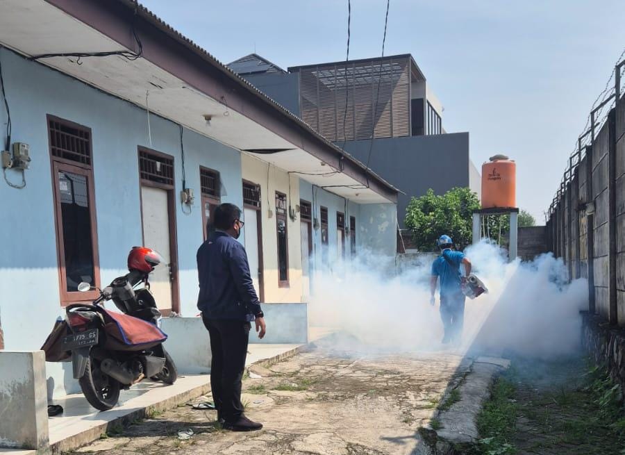 Cegah Penyebaran DBD, Wilayah Pemukiman Sekitaran PT Indah Kiat Tangerang Difogging