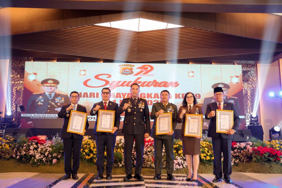 Gubernur Banten Andra Soni Terima Penghargaan dari Polda Banten, Ini Prestasinya