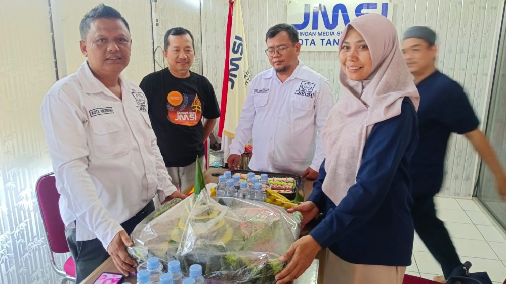 Peringati HUT ke 6 dan HPN 2026, PDAM Tirta Benteng Bawa Tumpeng Besar ke JMSI Kota Tangerang